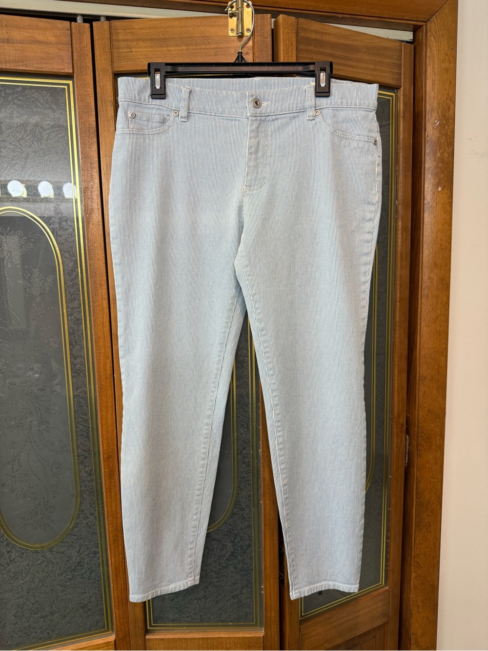 VINCE CAMUTO LADIES pin stripe Blue Jeans with leg zippers, LIKE NEW